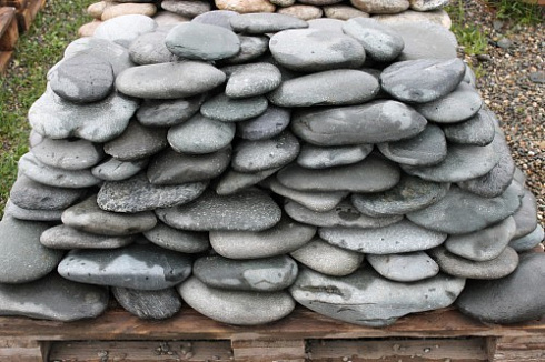 Kamenclub.ru: Галька речная плоская (темно-серая) фр. 100-200-300 мм. купить  в Перми галька речная плоская темно-серый, серый, синий речной галечник плоский 9000 руб/т   фото КАМЕНЬ КЛУБ