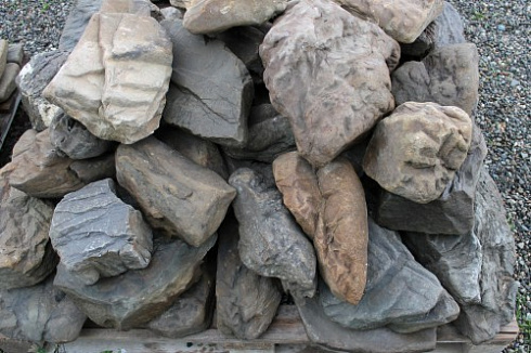 Kamenclub.ru: Песчаник декоративный ландшафтный (фр. 300-500 мм)  купить в Перми песчаник желтый рыжий серый зеленый валун речной окатанный природный песчаника 4 500 руб/т   фото КАМЕНЬ КЛУБ