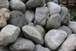 Kamenclub.ru: Речной валун Кабанчик фр.300-500 мм.  купить в Перми крупный природный камень галька серый, темно-серый речной валун галечник масштабный 7000 руб/т   фото КАМЕНЬ КЛУБ