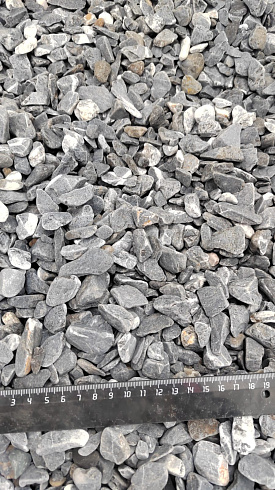 Kamenclub.ru: Щебень галтованный черный (мрамор) фр.10-20 мм.  купить в Перми мрамор черный с белыми прожилками, черный, белый окатанный округлый ландшафтный декоративный щебень 15000 руб/т   фото КАМЕНЬ КЛУБ