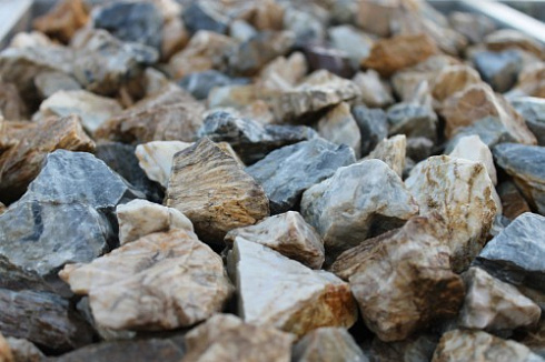 Kamenclub.ru: Мраморная крошка (щебень крошка медовый) фр. 20-40 мм.  купить в Перми мрамор бежевый рыжий желтый ландшафтная мраморная крошка 12000 руб/т   фото КАМЕНЬ КЛУБ