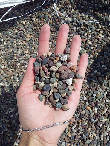 Kamenclub.ru: Галька речная окат цветная фр.5-10 мм. купить  в Перми галька речная белый, серый, красноватый, синий, темно-серый речная окатанная галька декоративная 6800 руб/т   фото КАМЕНЬ КЛУБ