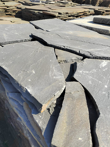 Kamenclub.ru: Песчаник пластушка светло-серый (3,0 см)  купить в Перми песчаник светло-серый, серый песчаник рваный ландшафтный колотый 13800 руб/м3   фото КАМЕНЬ КЛУБ