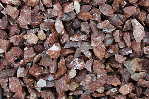 Kamenclub.ru: Мраморная крошка (щебень крошка розовый) фр. 40-70 мм.  купить в Перми мрамр розовый, красный мраморный декоративный 11000 руб/т   фото КАМЕНЬ КЛУБ