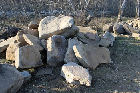 Kamenclub.ru: Песчаник плиты - плахи - пошаговые дорожки (фр. 70-150 мм)  купить в Перми песчаник серый бежевый желтый зеленый колотый песчаник строительный 6500 руб/т   фото КАМЕНЬ КЛУБ