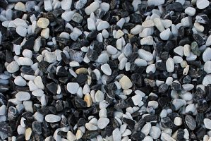 Kamenclub.ru: Мраморная крошка (щебень галтованный микс:белый-черный) фр.10-20 мм.  купить в Перми мрамор белый, черный окатанные округлые декоративные ландшафтные камни щебня 15500 руб/т   фото КАМЕНЬ КЛУБ