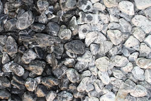 Kamenclub.ru: Щебень галтованный черный (мрамор) фр.20-40 мм.  купить в Перми мрамор черный с белыми прожилками мрамор окатанный округлый 15000 руб/т   фото КАМЕНЬ КЛУБ