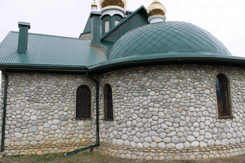 Kamenclub.ru: Галька речная плоская (бело-серая) фр. 100-200-300 мм. купить  в Перми галька речная плоская серый, белый, бело-серый, серо-белый речная галька плоская  9000 руб/т   фото КАМЕНЬ КЛУБ