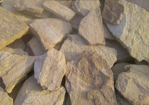 Kamenclub.ru: Песчаник пластушка "фонтанка" желтая (3,0 - 5,0 см)  купить в Перми песчаник желтая, рыжий, желтый песчаник колотый рваный со сколом облицовочный 16200 руб/м3   фото КАМЕНЬ КЛУБ