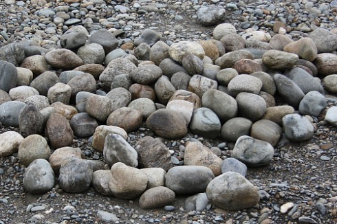 Kamenclub.ru: Речной валун (Ассорти) фр.100-300 мм.  купить в Перми галечник серый, темно-серый, светло-серый речная галька крупных размеров 4200 руб/т   фото КАМЕНЬ КЛУБ