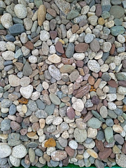Kamenclub.ru: Галька горная речная окат (цветная) фр. 20-40 мм. купить  в Перми галька речная серый синий бежевый белый окатанная речная галька ландшафтная 6800 руб/т   фото КАМЕНЬ КЛУБ