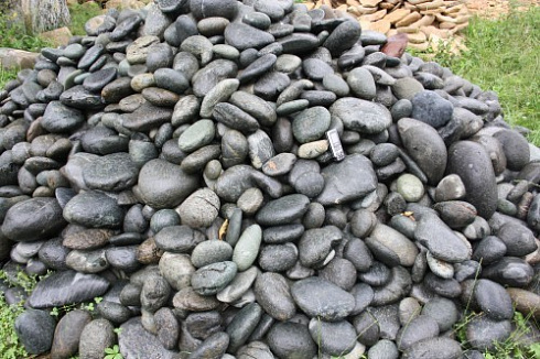 Kamenclub.ru: Темно-серый валунчик фр.100-300 мм.  купить в Перми крупный природный камень серый, темно-серый, светло-серый речная галька большого размера окатанная 4500 руб/т   фото КАМЕНЬ КЛУБ