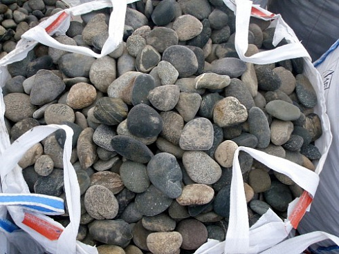 Kamenclub.ru: Галька речная плоская (ассорти) фр. 70-150 мм. купить  в Перми галька галечник серый белый темно-серый синий светло-серый плоская природная галька  9000 руб/т   фото КАМЕНЬ КЛУБ