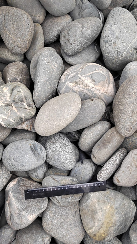 Kamenclub.ru: Галька речная окат (темно-серая) фр. 70-150 мм. купить  в Перми галька речная темно-серая, синяя, серая речная галька округлая  8000 руб/т   фото КАМЕНЬ КЛУБ