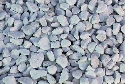 Kamenclub.ru: Щебень галтованный белый (мрамор) фр.5-10 мм.  купить в Перми мрамор белый, айвори, молочный каменная мраморная декоративная ландшафтная крошка 17000 руб/т   фото КАМЕНЬ КЛУБ