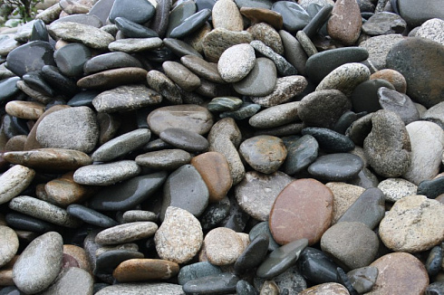 Kamenclub.ru: Галька речная плоская (ассорти) фр. 100-200-300 мм. купить  в Перми галька плоская разноцветная серый белый темно-серый синий речная галька ландшафтная 8000 руб/т   фото КАМЕНЬ КЛУБ