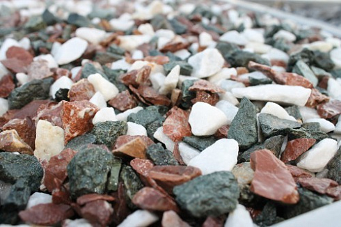 Kamenclub.ru: Мраморная крошка (щебень крошка микс: белый-зеленый-розовый) фр. 10-20 мм.  купить в Перми мрамор белый, зеленый, розовый декоративный ландшафтный колотый щебень 12000 руб/т   фото КАМЕНЬ КЛУБ