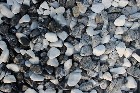 Kamenclub.ru: Мраморная крошка (щебень галтованный микс:: белый-черный) фр.20-40 мм  купить в Перми мрамор белый, черный мраморный галтованный щебень 15500 руб/т   фото КАМЕНЬ КЛУБ