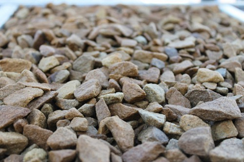 Kamenclub.ru: Щебень крошка желтый (песчаник) фр. 20-40 мм.  купить в Перми песчаник бежевый рыжий каменная крошка песчаника 9500 руб/т   фото КАМЕНЬ КЛУБ