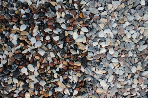 Kamenclub.ru: Мраморная крошка (щебень галтованный микс:белый-черный-розовый-медовый) фр.10-20 мм.  купить в Перми мрамор белый, медовый, черный, розовый мраморный декоративный ландшафтный окатанный округлый галтованный щебень 15500 руб/т   фото КАМЕНЬ КЛУБ