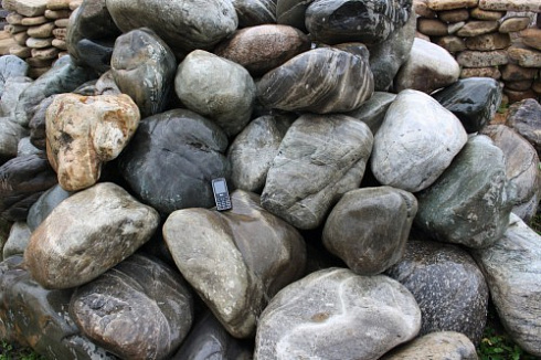 Kamenclub.ru: Речной валун Кабанчик фр.300-500 мм.  купить в Перми крупный природный камень галька серый, темно-серый речной валун галечник масштабный 7000 руб/т   фото КАМЕНЬ КЛУБ