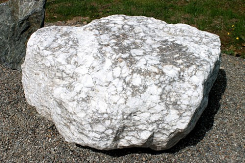 Kamenclub.ru: Мраморизированный известняк фр.500-1500 мм.  купить в Перми    10000 руб/т   фото КАМЕНЬ КЛУБ