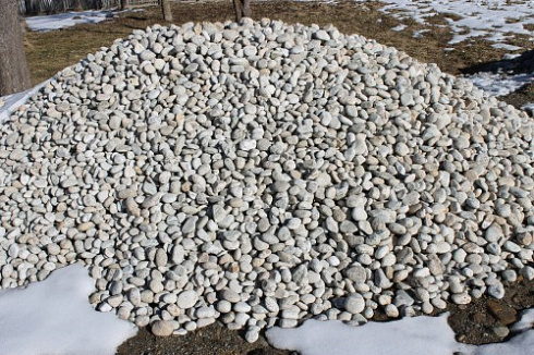 Kamenclub.ru: Галька речная окат (серо-белая) фр. 70-120 мм купить  в Перми галька галечник бело-серая, серо-белая, серая, белая речная природная галька  8000 руб/т   фото КАМЕНЬ КЛУБ