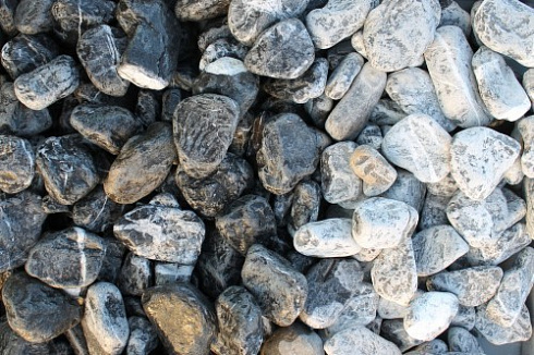 Kamenclub.ru: Щебень галтованный черный (мрамор) фр. 50-100 мм.  купить в Перми мрамор черный с белыми прожилками щебень ландшафтный мраморный 15000 руб/т   фото КАМЕНЬ КЛУБ