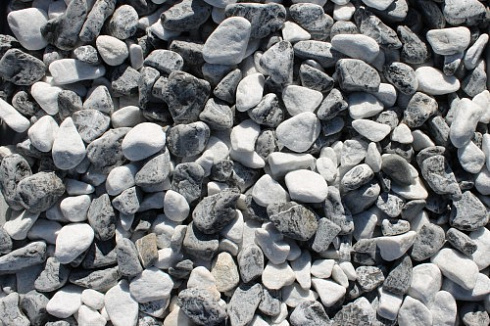 Kamenclub.ru: Мраморная крошка (щебень галтованный микс:: белый-черный) фр.20-40 мм  купить в Перми мрамор белый, черный мраморный галтованный щебень 15500 руб/т   фото КАМЕНЬ КЛУБ