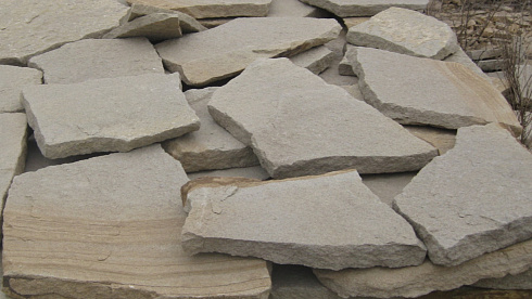 Kamenclub.ru: Песчаник пластушка светло-серый (2,0 см)  купить в Перми плитняк- ластушка светло-серый, серый рваный ландшафтный плитняк колотый 13800 руб/м3   фото КАМЕНЬ КЛУБ
