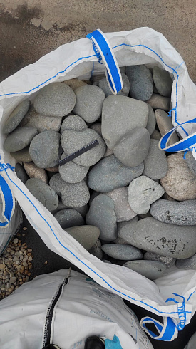 Kamenclub.ru: Галька речная плоская (темно-серая) фр. 70-150 мм. купить  в Перми галечник природный темно-серый серый синий речная плоская природная окатанная  9000 руб/т   фото КАМЕНЬ КЛУБ