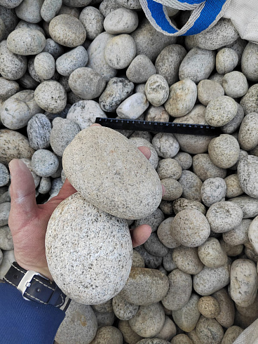 Kamenclub.ru: Галька речная окат (серо-белая) фр. 70-120 мм купить  в Перми галька галечник бело-серая, серо-белая, серая, белая речная природная галька  8000 руб/т   фото КАМЕНЬ КЛУБ