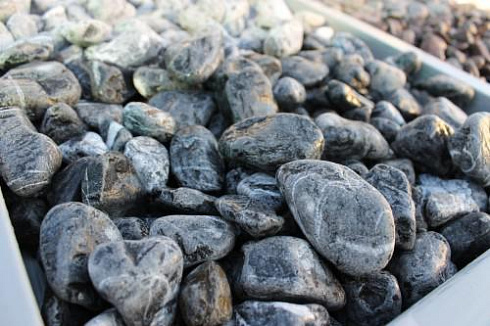 Kamenclub.ru: Щебень галтованный черный (мрамор) фр.20-40 мм.  купить в Перми мрамор черный с белыми прожилками мрамор окатанный округлый 15000 руб/т   фото КАМЕНЬ КЛУБ