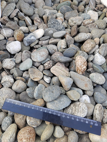 Kamenclub.ru: Галька речная окат (пестрая) фр. 20-40 мм. купить  в Перми галька речная пестрая, серая, серые оттенки галька речная окатанная округлая 5000 руб/т   фото КАМЕНЬ КЛУБ