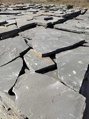 Kamenclub.ru: Песчаник пластушка светло-серый (2,0 см)  купить в Перми плитняк- ластушка светло-серый, серый рваный ландшафтный плитняк колотый 13800 руб/м3   фото КАМЕНЬ КЛУБ