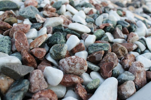 Kamenclub.ru: Мраморная крошка (щебень галтованный микс:белый-зеленый-розовый) фр.20-40 мм.  купить в Перми мрамор белый, зеленый, розовый мрамор декоративный (галтовка) 15500 руб/т   фото КАМЕНЬ КЛУБ