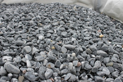 Kamenclub.ru: Щебень галтованный черный (мрамор) фр.10-20 мм.  купить в Перми мрамор черный с белыми прожилками, черный, белый окатанный округлый ландшафтный декоративный щебень 15000 руб/т   фото КАМЕНЬ КЛУБ