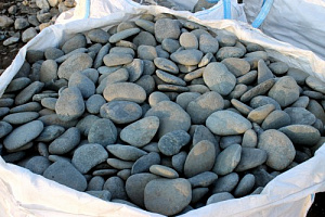 Kamenclub.ru: Галька речная плоская (темно-серая) фр. 100-200-300 мм. купить в Перми галька речная плоская темно-серый, серый, синий речной галечник плоский 9000 руб/т   фото КАМЕНЬ КЛУБ