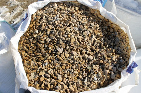 Kamenclub.ru: Щебень крошка желтый (песчаник) фр. 20-40 мм.  купить в Перми песчаник бежевый рыжий каменная крошка песчаника 9500 руб/т   фото КАМЕНЬ КЛУБ