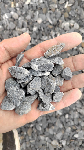 Kamenclub.ru: Щебень галтованный черный (мрамор) фр.10-20 мм.  купить в Перми мрамор черный с белыми прожилками, черный, белый окатанный округлый ландшафтный декоративный щебень 15000 руб/т   фото КАМЕНЬ КЛУБ