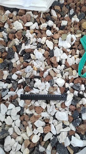 Kamenclub.ru: Мраморная крошка (щебень крошка микс : белый-черный-розовый) фр. 20-40 мм.  купить в Перми мрамор белый, черный, розовый декоративная ландшафтная крошка 12000 руб/т   фото КАМЕНЬ КЛУБ