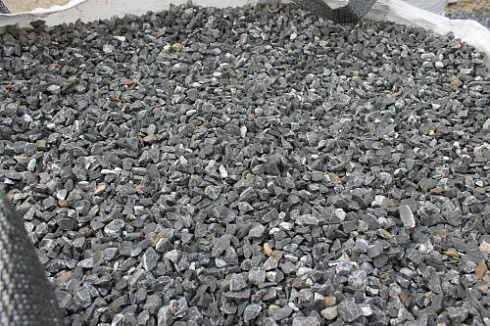 Kamenclub.ru: Щебень крошка черный (мрамор) фр. 10-20 мм.  купить в Перми мрамор черный с белыми прожилками, черный, белый каменная ландшафтная декоративная крошка щебня 11000 руб/т   фото КАМЕНЬ КЛУБ