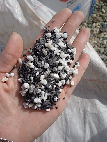 Kamenclub.ru: Мраморная крошка (щебень крошка микс : белый-черный-розовый) фр. 5-10 мм.  купить в Перми мрамор белый, черный, розовый, разноцветный микс декоративная мраморная каменная крошка 12000 руб/т   фото КАМЕНЬ КЛУБ
