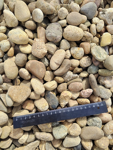 Kamenclub.ru: Галька речная окат рыжая фр. 20-40 мм. купить  в Перми галька речная окатанная рыжая желтая серая округлая речная галька 5000 руб/т   фото КАМЕНЬ КЛУБ