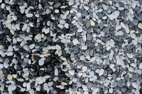 Kamenclub.ru: Мраморная крошка (щебень галтованный микс:белый-черный) фр.10-20 мм.  купить в Перми мрамор белый, черный окатанные округлые декоративные ландшафтные камни щебня 15500 руб/т   фото КАМЕНЬ КЛУБ