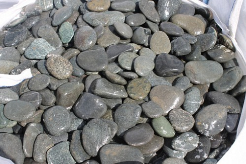 Kamenclub.ru: Галька речная плоская (темно-серая) фр. 100-200-300 мм. купить  в Перми галька речная плоская темно-серый, серый, синий речной галечник плоский 9000 руб/т   фото КАМЕНЬ КЛУБ