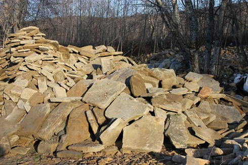 Kamenclub.ru: Песчаник плиты - плахи - пошаговые дорожки (фр. 70-150 мм)  купить в Перми песчаник серый бежевый желтый зеленый колотый песчаник строительный 6500 руб/т   фото КАМЕНЬ КЛУБ