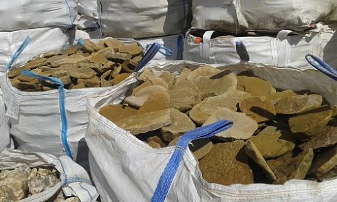 Kamenclub.ru: Песчаник колотый для облицовки (фр. 2-3 см)  купить в Перми песчаник бежевый серый рыжий песчаник строительный 5000 руб/т   фото КАМЕНЬ КЛУБ