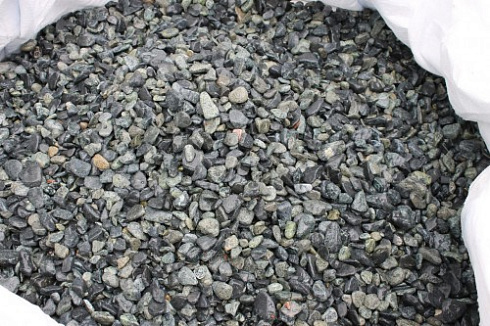 Kamenclub.ru: Щебень галтованный зеленый (змеевик) фр. 20-40 мм.  купить в Перми мрамор зеленый, салатовый оголтованный щебень мраморный 12500 руб/т   фото КАМЕНЬ КЛУБ