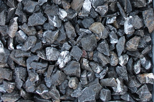 Kamenclub.ru: Щебень крошка черный (мрамор) фр. 3-5 мм.  купить в Перми мрамор черный белый с прожилками щебень мраморный декоративный колотый 18000 руб/т   фото КАМЕНЬ КЛУБ